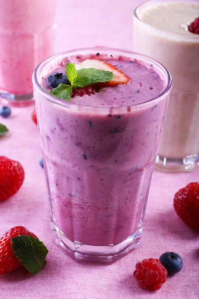 Milkshake med jordgubbe och mynta, närbild — Stockfoto