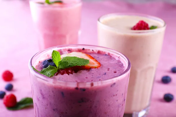 Milkshake com morango e hortelã, close-up — Fotografia de Stock