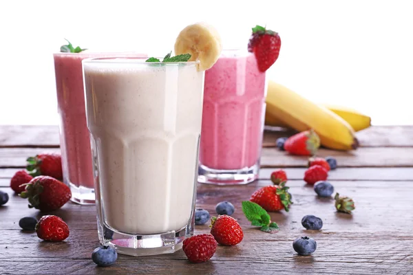 Glasögon av färska kall smoothie med frukt och bär, isolerad på vit — Stockfoto