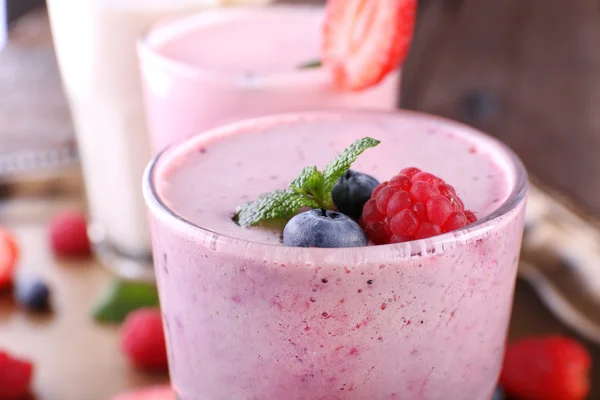 Milkshakes em fundo de madeira, close-up — Fotografia de Stock