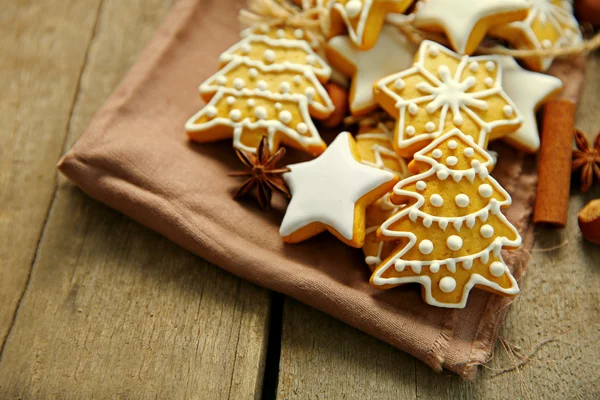 Різдвяне печиво зі спеціями на дерев'яному столі — стокове фото