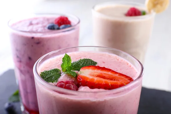 Milchshake mit Erdbeere, Nahaufnahme — Stockfoto