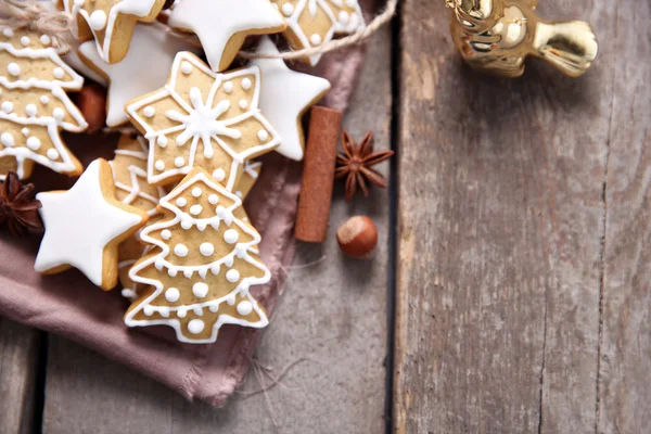 Vánoční cukroví s kořením na dřevěný stůl — Stock fotografie