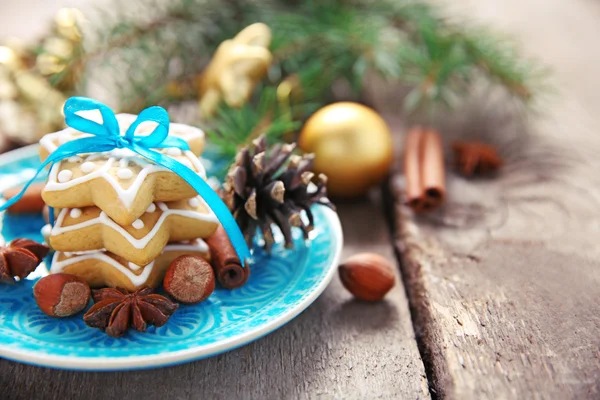 Plätzchen mit Gewürzen und Weihnachtsdekor — Stockfoto