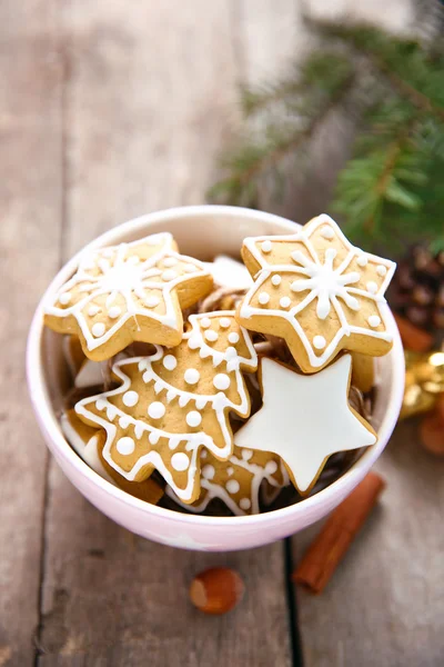 木製テーブルの上のクリスマスの装飾とスパイスが香るクッキー — ストック写真