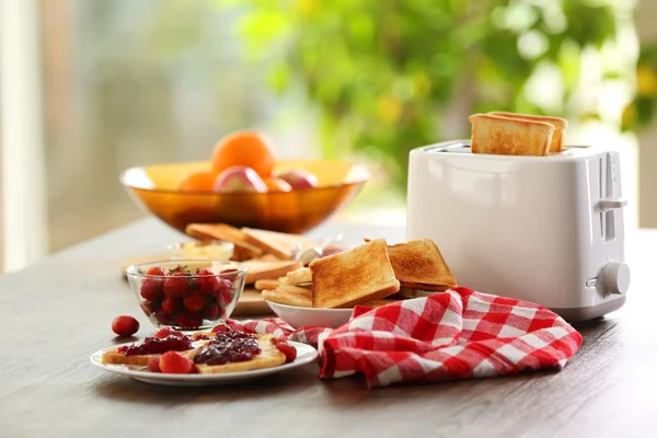 Обідній стіл на сніданок з тостами та фруктами, на розмитому фоні — стокове фото