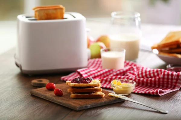 Served table for breakfast with toast, milk and jam, close-up — Stock Photo, Image
