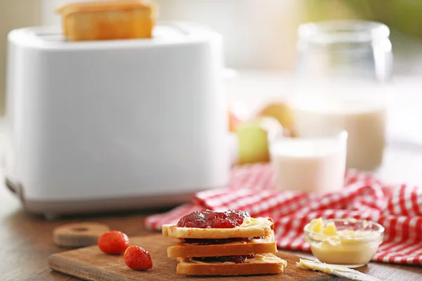 Tablo için kahvaltı tost, süt ve reçel, yakın çekim — Stok fotoğraf