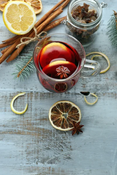 Schmackhafter Glühwein und Gewürze, auf blauem Holzgrund, Nahaufnahme — Stockfoto