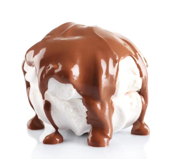 Chocolate vertido sobre malvavisco aislado sobre blanco —  Fotos de Stock