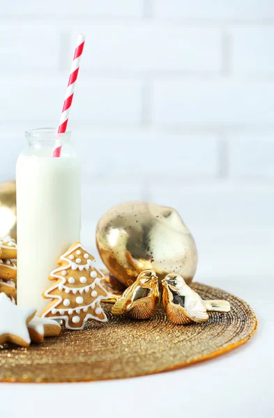 Schöne Komposition mit Weihnachtsgebäck und Milch — Stockfoto