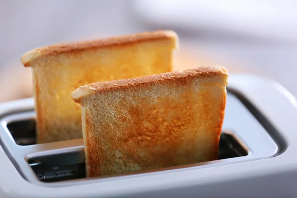 Ein paar knusprige Toastbrote im Toaster, Nahaufnahme — Stockfoto