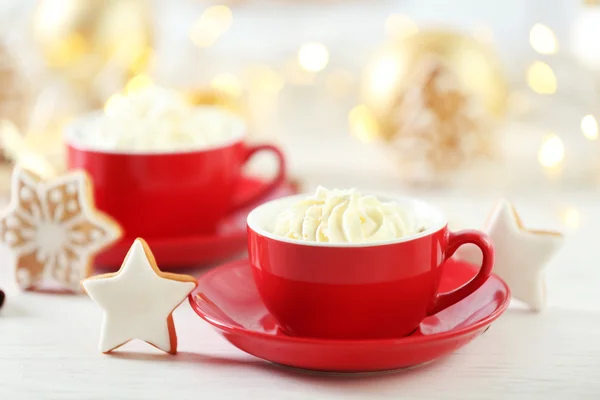 Hermosa composición con tazas de capuchino y galletas de Navidad — Foto de Stock