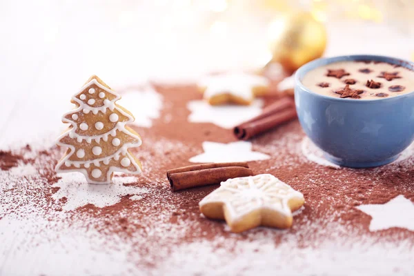 Schöne Komposition mit Tasse Cappuccino und Weihnachtsgebäck — Stockfoto