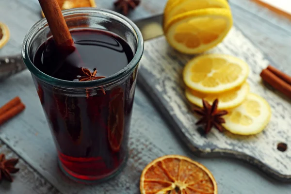 Tasty mulled wine and spices, on blue wooden background, close-up — Stock Photo, Image