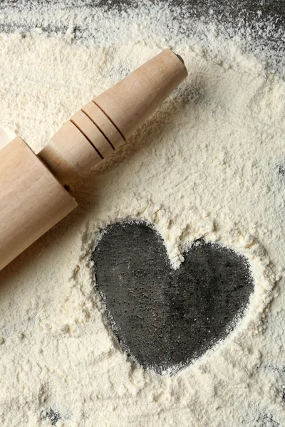 小麦粉と灰色の背景に麺棒の心 — ストック写真