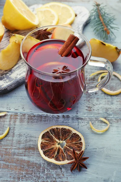 Schmackhafter Glühwein und Gewürze, auf blauem Holzgrund, Nahaufnahme — Stockfoto