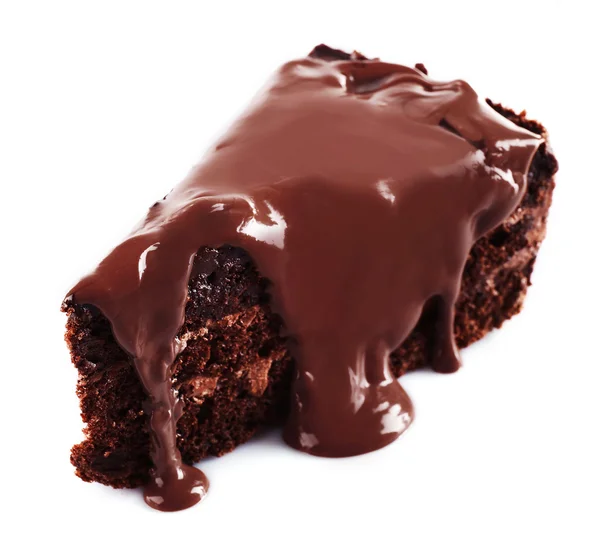 Chocolate derramado em um pedaço de bolo isolado em branco — Fotografia de Stock