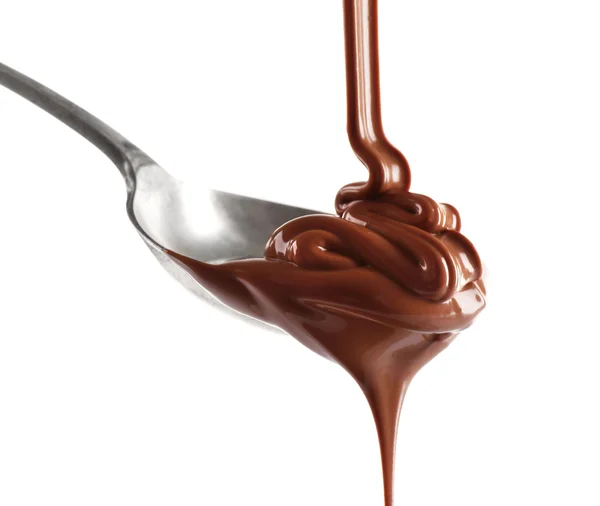 Erimiş sütlü çikolata üzerinde beyaz izole bir kaşık, dökme — Stok fotoğraf