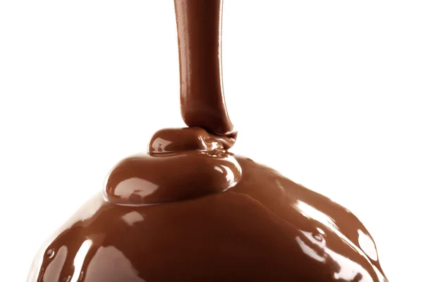 Bolo delicioso com cobertura de chocolate derretido, isolado em branco, close-up — Fotografia de Stock