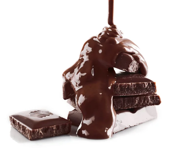Trozos de barra de chocolate y cobertura derretida, aislados en blanco —  Fotos de Stock