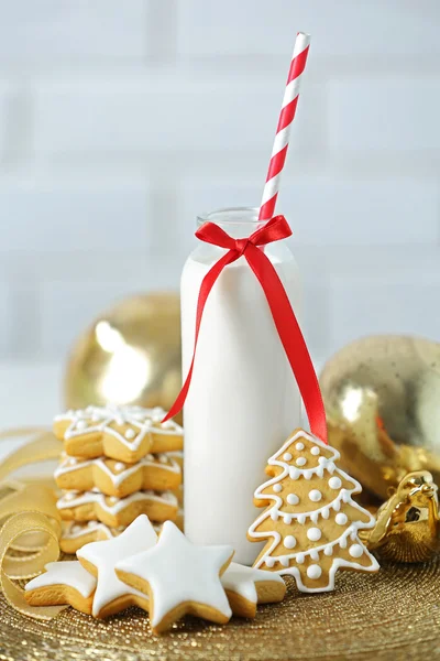 Hermosa composición con galletas de Navidad y leche —  Fotos de Stock