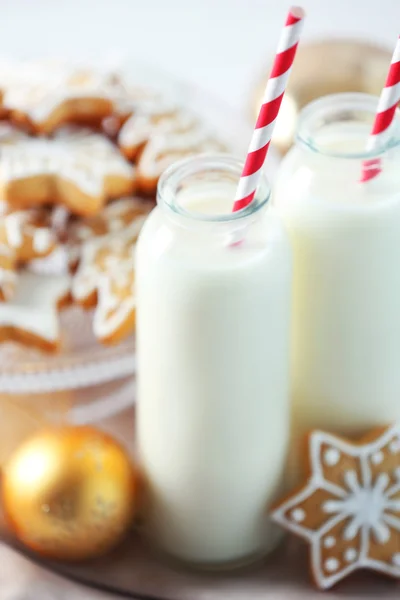 Красивая композиция с рождественским печеньем и молоком — стоковое фото