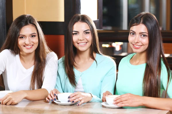 Hermosas chicas juntas en la cafetería —  Fotos de Stock