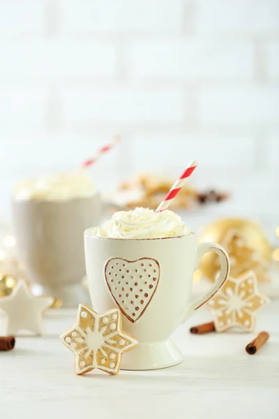 Bela composição com xícaras de cappuccino e biscoitos de Natal — Fotografia de Stock