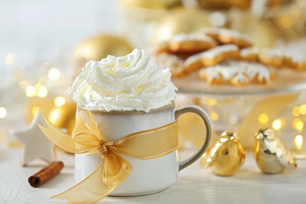 Schöne Komposition mit Tasse Cappuccino und Weihnachtsgebäck — Stockfoto