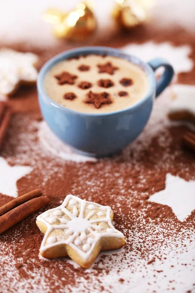 Kapuçino ve Noel kurabiyeleri Kupası ile güzel kompozisyon — Stok fotoğraf