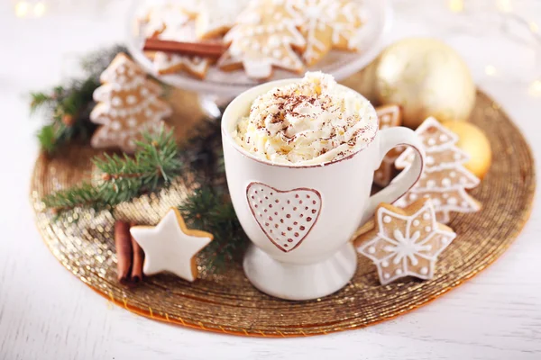 Piękną kompozycję z filiżanki cappuccino i ciasteczka świąteczne — Zdjęcie stockowe