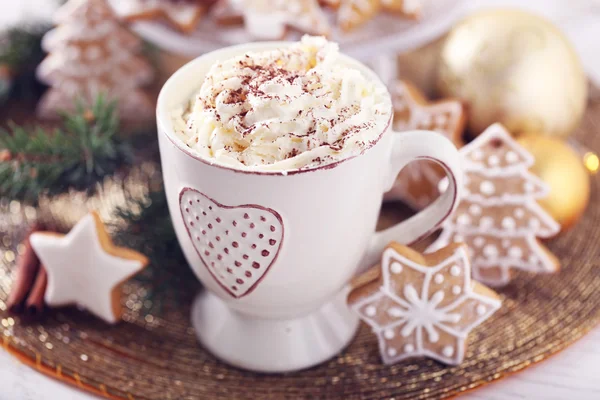 Schöne Komposition mit Tasse Cappuccino und Weihnachtsgebäck — Stockfoto