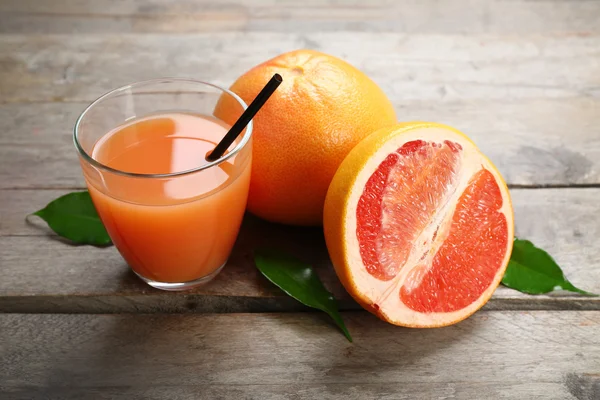 Citrus juice and fresh fruits on black plate — Stock Photo, Image