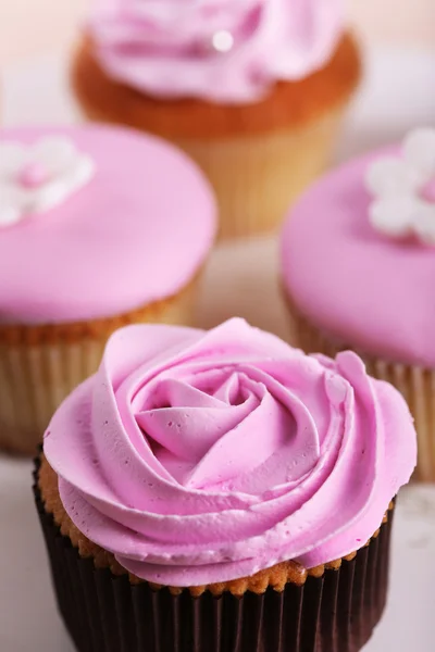 Smakelijke cupcakes op stand, close-up — Stockfoto