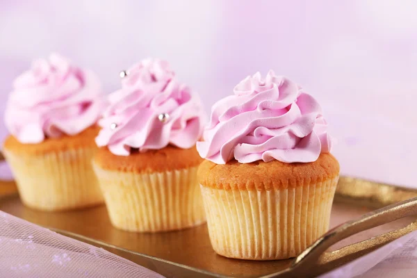 Sabrosos cupcakes sobre fondo claro — Foto de Stock