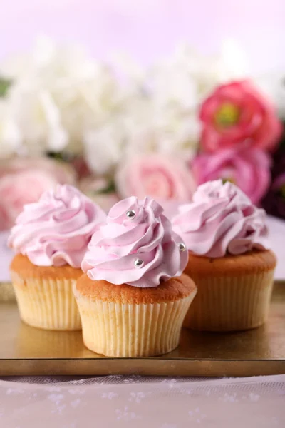 Sabrosos cupcakes sobre fondo brillante —  Fotos de Stock