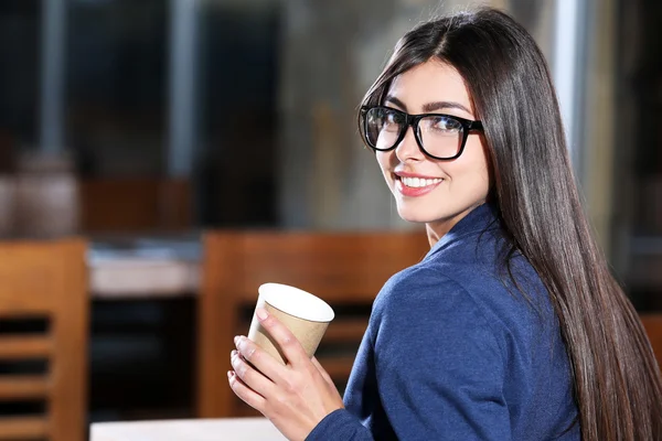 Hermosa chica con taza de café — Foto de Stock