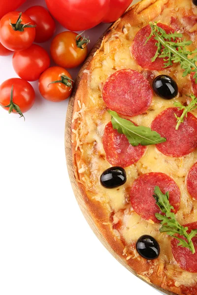 Pizza de pepperoni com legumes isolados em branco — Fotografia de Stock