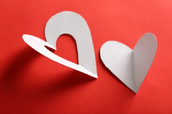 Tagliare il cuore di carta bianca su sfondo rosso — Foto Stock