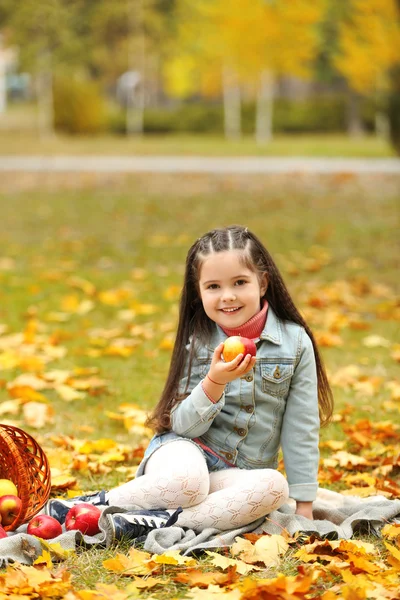 Mooi meisje met appels — Stockfoto