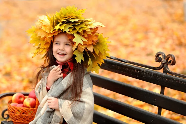 Szczęśliwa młoda dziewczyna w wieniec żółty — Zdjęcie stockowe