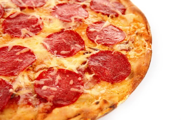 Pfefferoni-Pizza, isoliert auf weiß — Stockfoto