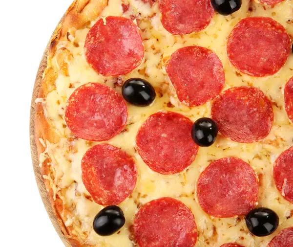 Pizza de pepperoni com azeitonas, isolada em branco — Fotografia de Stock