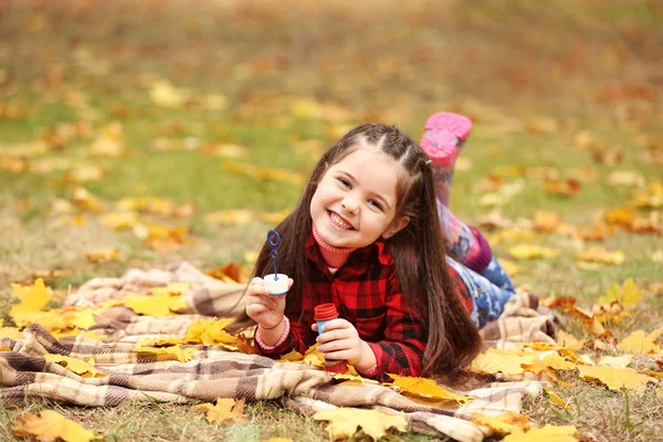 Girl blowing soap bubbles — Stock Photo, Image