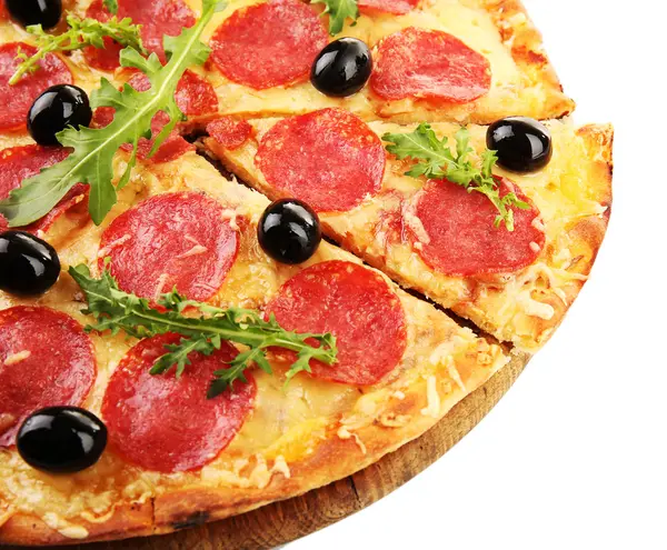 Vágott pepperoni pizza életét és a sült saláta kitûnõ, elszigetelt fehér — Stock Fotó