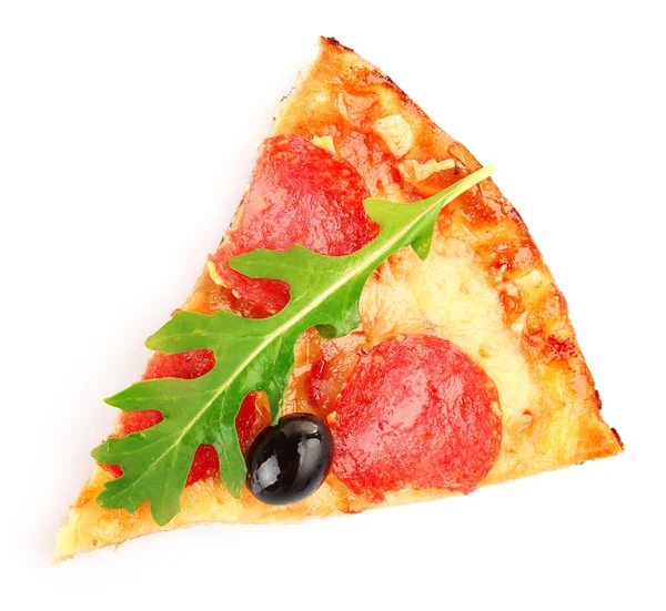 Kawałek pepperoni pizza z oliwkami i rukolą, na białym tle — Zdjęcie stockowe