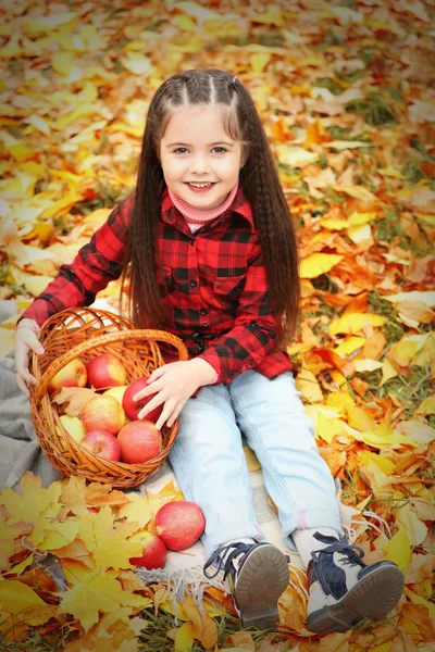 Mooi meisje met appels — Stockfoto