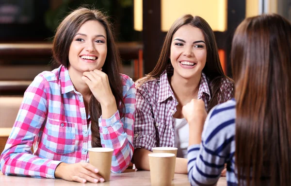 Hermosas chicas en la cafetería —  Fotos de Stock