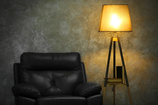 Czarny skórzany fotel i lampa — Zdjęcie stockowe